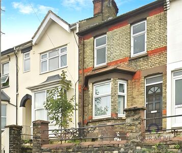 3 bedroom Mid Terrace House to rent