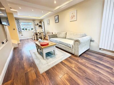 Luton Road, 3 bedroom Mid Terrace House to rent, £1,400 pcm