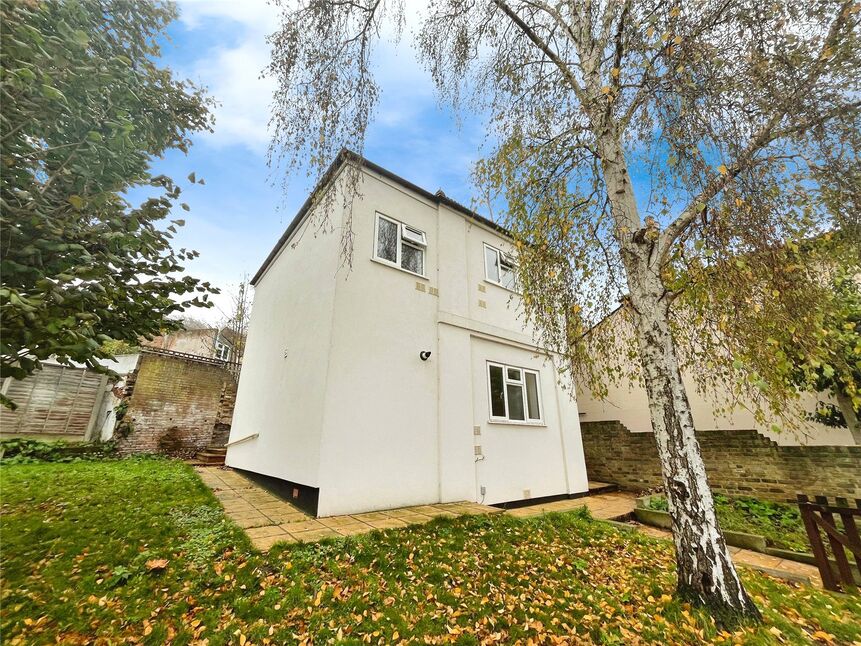 Main image of 3 bedroom Detached House to rent, Luton Road, Chatham, Kent, ME4