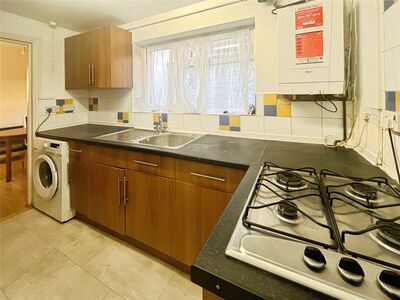 Upper Luton Road, 2 bedroom Mid Terrace House to rent, £1,250 pcm