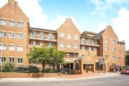 High Street, 1 bedroom Flat for sale, &pound;70,000