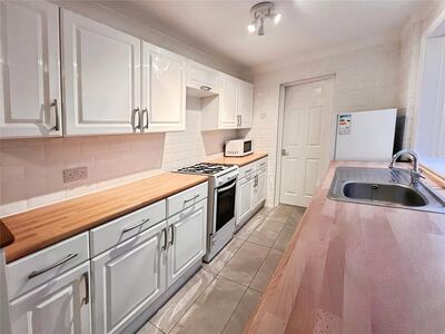 Gordon Road, 3 bedroom Mid Terrace House to rent, &pound;1,300 pcm