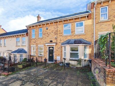 3 bedroom Mid Terrace House for sale