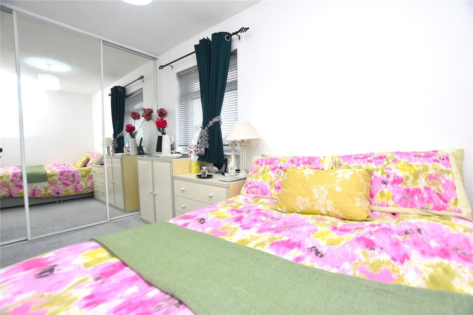 Semi Detached House for sale, Springholm Drive, Airdrie, ML6 £130,000