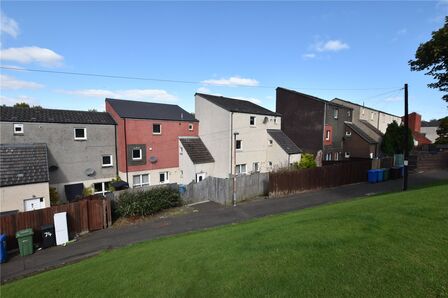 Falconer Rise, 3 bedroom Mid Terrace Flat to rent, £1,000 pcm