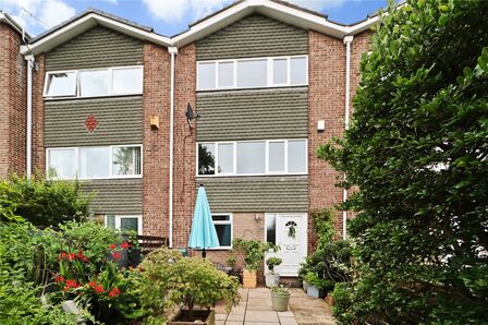 5 bedroom Mid Terrace House for sale