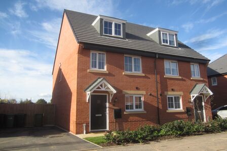 Rotary Way, 3 bedroom Semi Detached House to rent, &pound;1,200 pcm
