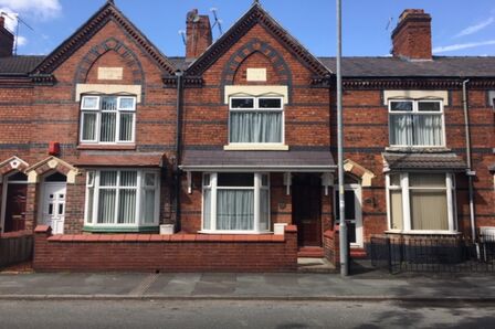 West Street, 2 bedroom Mid Terrace House to rent, &pound;750 pcm