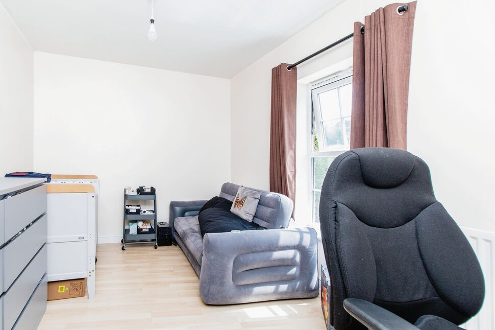 2 bedroom Flat for sale, Palladian Circus, Greenhithe, DA9 £260,000