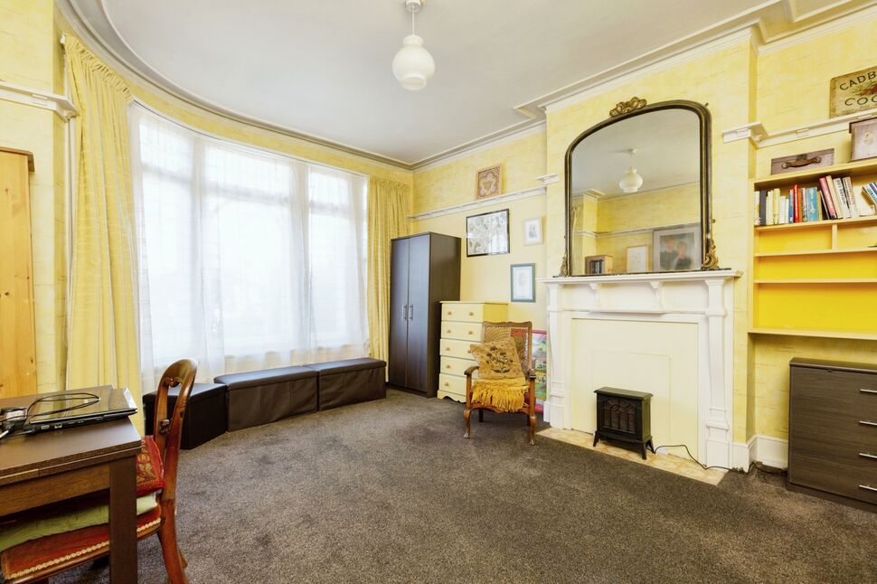 4 bedroom Mid Terrace House for sale, Singlewell Road, Gravesend, DA11