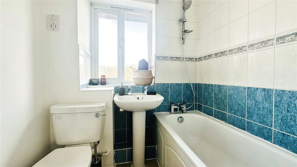 2 bedroom Mid Terrace House for sale, Chatsworth Road, Dartford, DA1