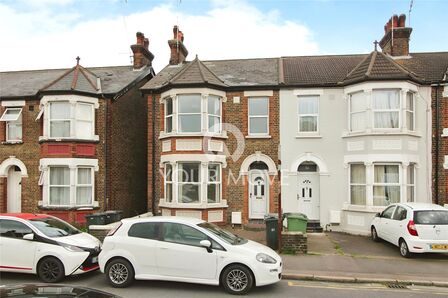 Priory Road, 3 bedroom Semi Detached House to rent, £1,850 pcm