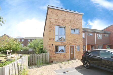 Rainbow Gardens, 3 bedroom End Terrace House to rent, £2,100 pcm