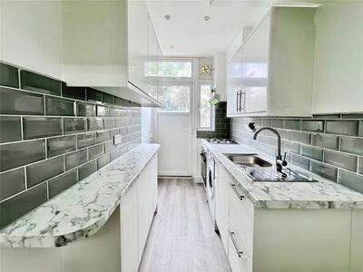 2 bedroom Mid Terrace House for sale
