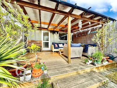 3 bedroom Mid Terrace House for sale