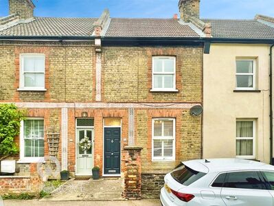 3 bedroom Mid Terrace House for sale