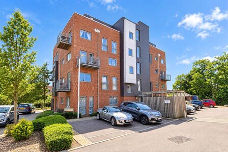 Stones Avenue, 3 bedroom Flat to rent, &pound;2,100 pcm