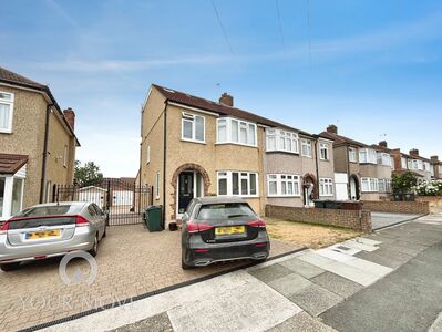 Wentworth Drive, 4 bedroom Semi Detached House to rent, &pound;2,350 pcm