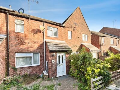 Bell Close, 3 bedroom Mid Terrace House to rent, &pound;1,950 pcm