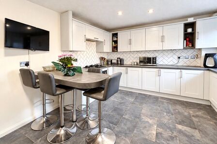 Bell Close, 3 bedroom Mid Terrace House to rent, &pound;1,950 pcm