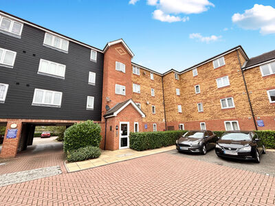 Dunlop Close, 2 bedroom Flat to rent, &pound;1,500 pcm