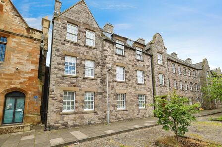 High Street, 4 bedroom  Flat for sale, £190,000