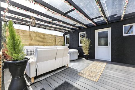 2 bedroom Mid Terrace House for sale