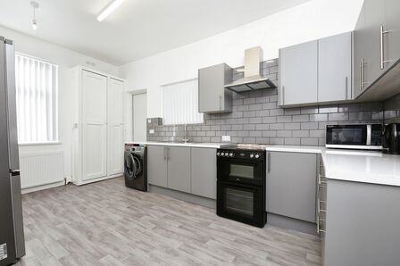 4 bedroom End Terrace Flat to rent