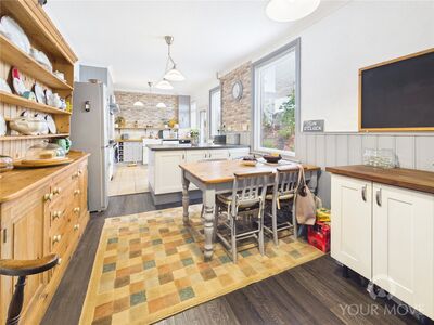 4 bedroom Mid Terrace House for sale