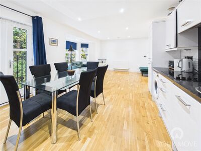 2 bedroom Flat for sale