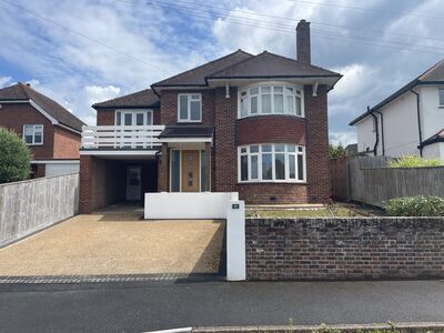 4 bedroom Detached House to rent