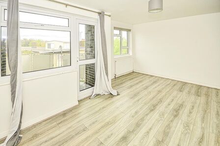 Freemens Way, 2 bedroom  Flat to rent, £1,050 pcm