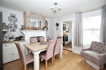 2 bedroom Mid Terrace House for sale