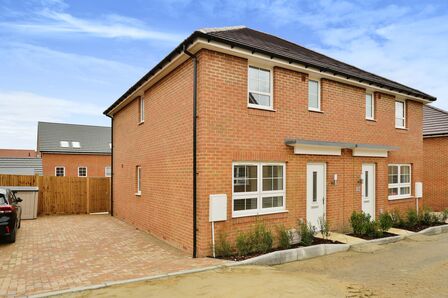 Whinchat Rise, 3 bedroom End Terrace House to rent, &pound;1,500 pcm