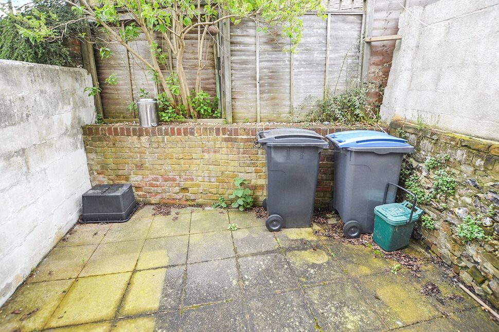 2 bedroom Mid Terrace Property to rent, Back Street, Ringwould, CT14 £895 pcm