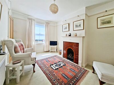 3 bedroom Mid Terrace House for sale