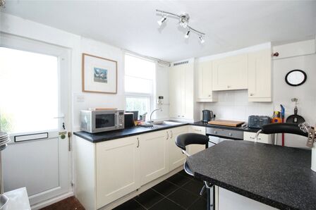 2 bedroom Mid Terrace House for sale