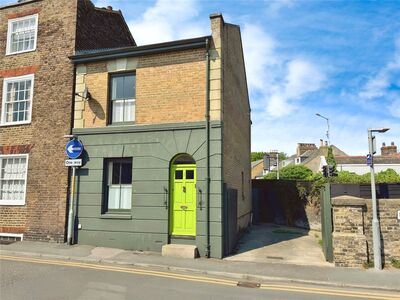 2 bedroom Semi Detached House to rent