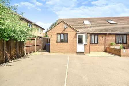 Graylen Close, 3 bedroom Detached Bungalow to rent, £1,395 pcm
