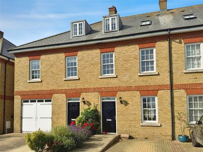 Halliday Drive, 4 bedroom Mid Terrace House to rent, £1,800 pcm
