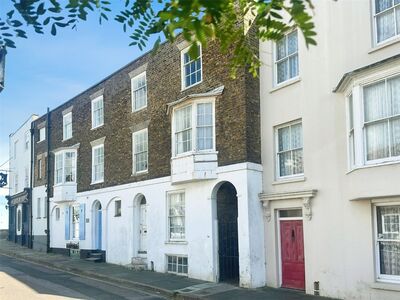 4 bedroom Mid Terrace House for sale