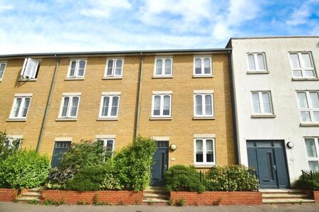 Golf Road, 3 bedroom Mid Terrace House for sale, £390,000