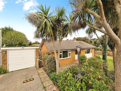 Balmoral Road, 2 bedroom Detached Bungalow to rent, £1,300 pcm