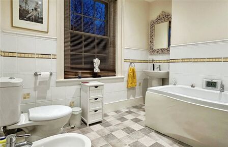 4 bedroom Mid Terrace House for sale