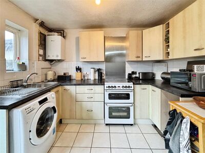 2 bedroom Mid Terrace House for sale