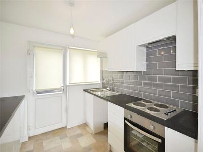 3 bedroom Mid Terrace House to rent