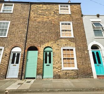 3 bedroom Mid Terrace House for sale