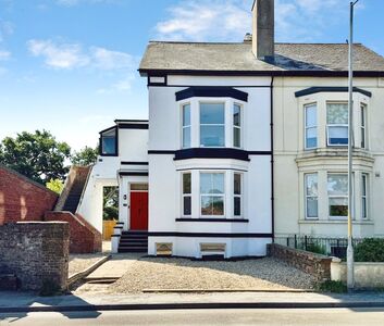 London Road, 3 bedroom Semi Detached Flat to rent, &pound;1,500 pcm