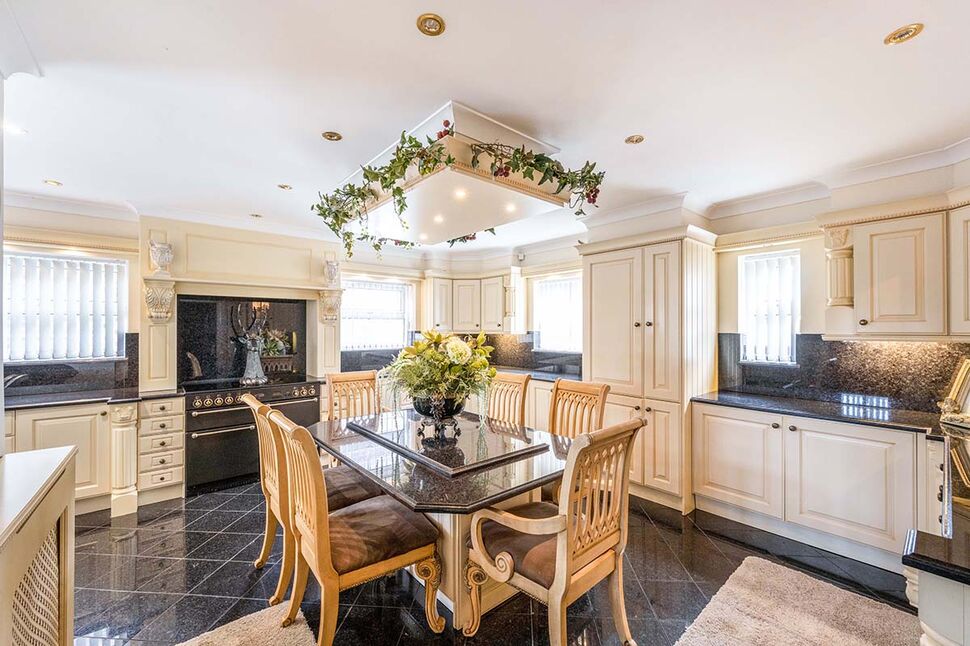 5 bedroom Detached House for sale, Moss Road, Moss, DN6 £475,000