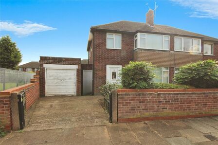 Avoca Avenue, 3 bedroom Semi Detached House to rent, &pound;950 pcm